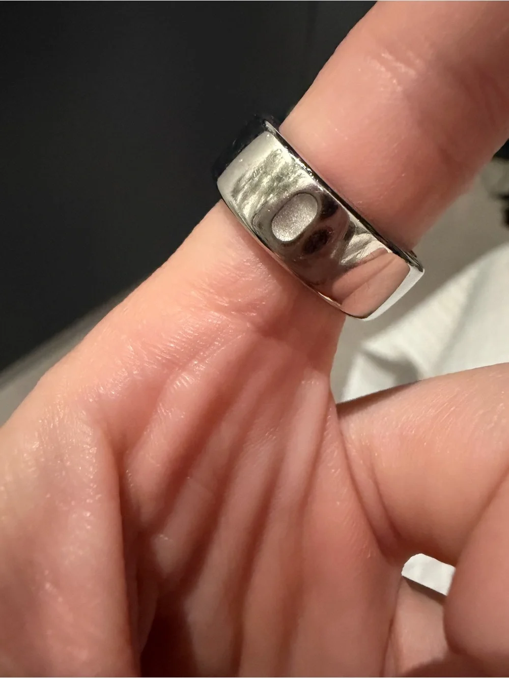 Oura Silver Smart Ring with Polished Metallic Finish